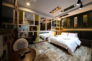 Habitación doble superior | Decoración personalizada, muebles diferentes y wifi gratis 
