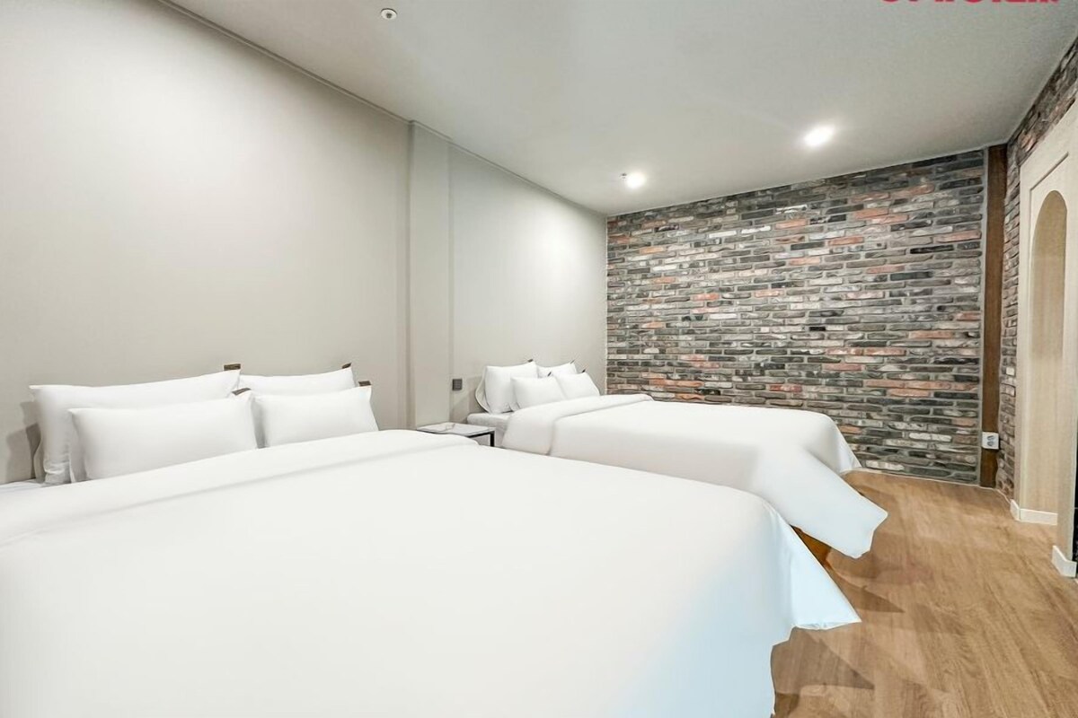 Habitación familiar | Wifi gratis, decoración individual, mobiliario individual