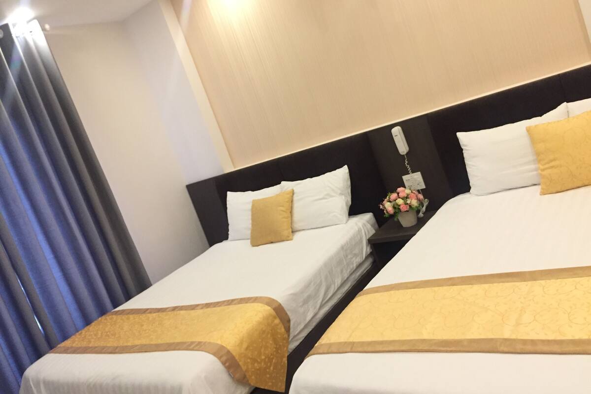 Deluxe Twin Room, 2 Katil Ratu (Queen) | Bar mini, meja, langsir/tirai gelap terus, kalis bunyi 