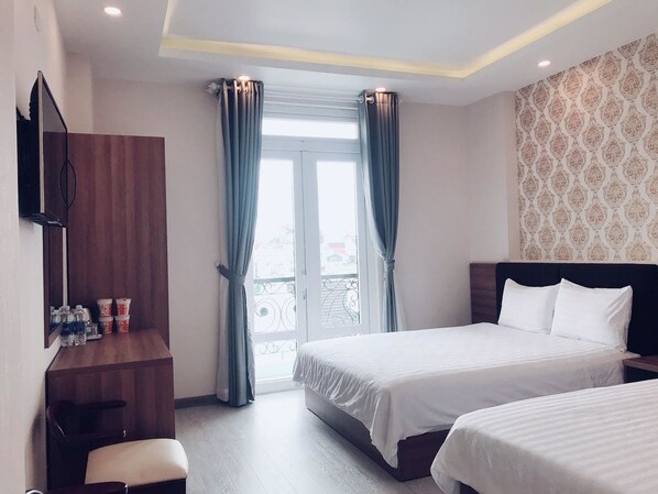 Tomannsrom – deluxe, 2 queensize-senger | Minibar, skrivebord, blendingsgardiner og lydisolert