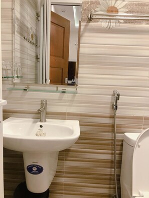 Standard Double Room | Bathroom | Shower, free toiletries, hair dryer, slippers - Q-Center Dalat (Da Lat)