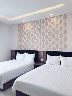 Minibar, desk, blackout curtains, soundproofing - Q-Center Dalat (Da Lat)