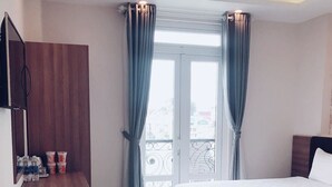 ميني بار ومكتب وستائر تعتيم وتجهيزات عازلة للصوت