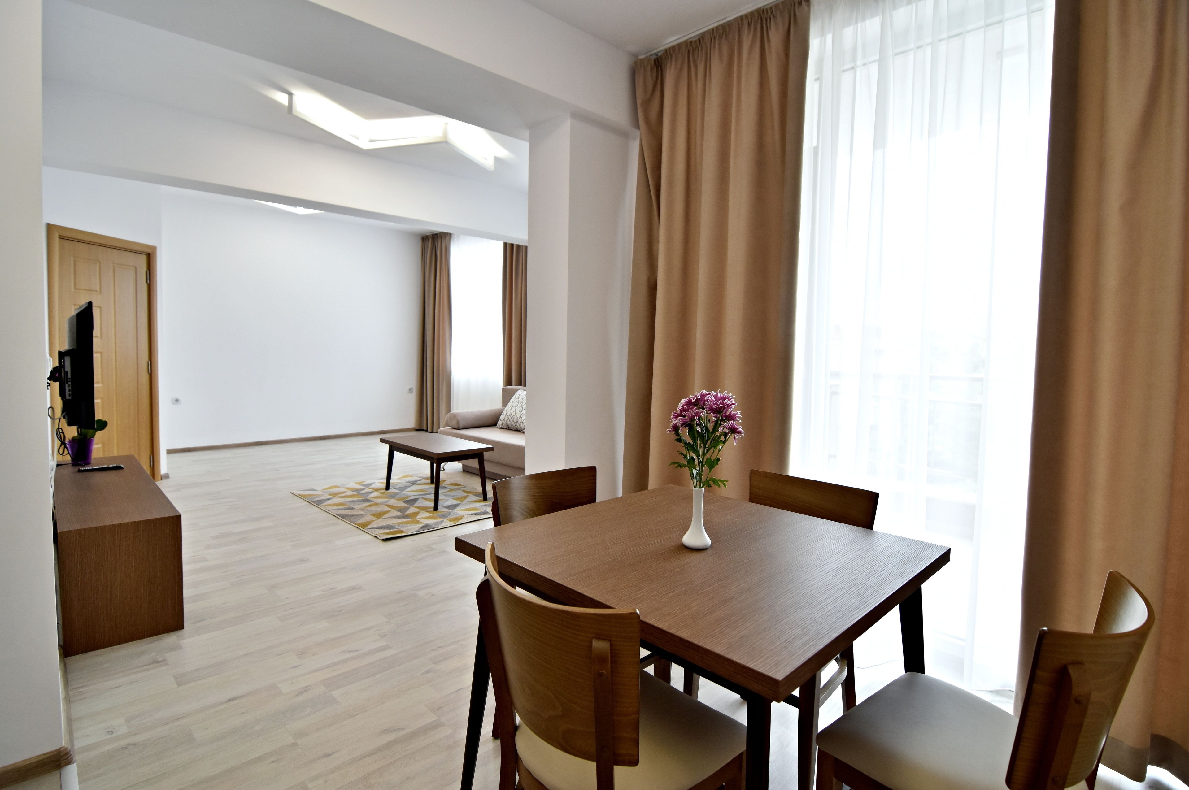 Apartment 32, Balcony | In-room dining