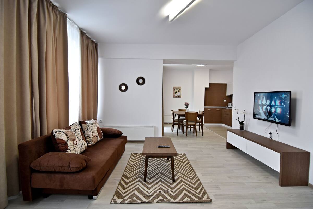 Apartment 22, Balcony, Park View | Living room