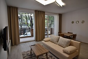 Apartment 25, Balcony | リビング エリア | 40 インチの液晶テレビ (ケーブル放送視聴可)、テレビ