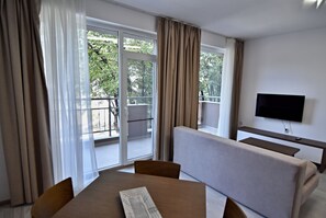 Apartment 34, Balcony | Oleskelualue | 40–tuumainen LCD-televisio, jossa kaapelikanavat
