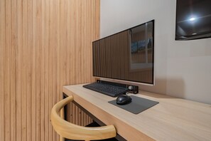 Double Room | Yksilöllisesti sisustettu, yksilöllisesti kalustettu, pimennysverhot