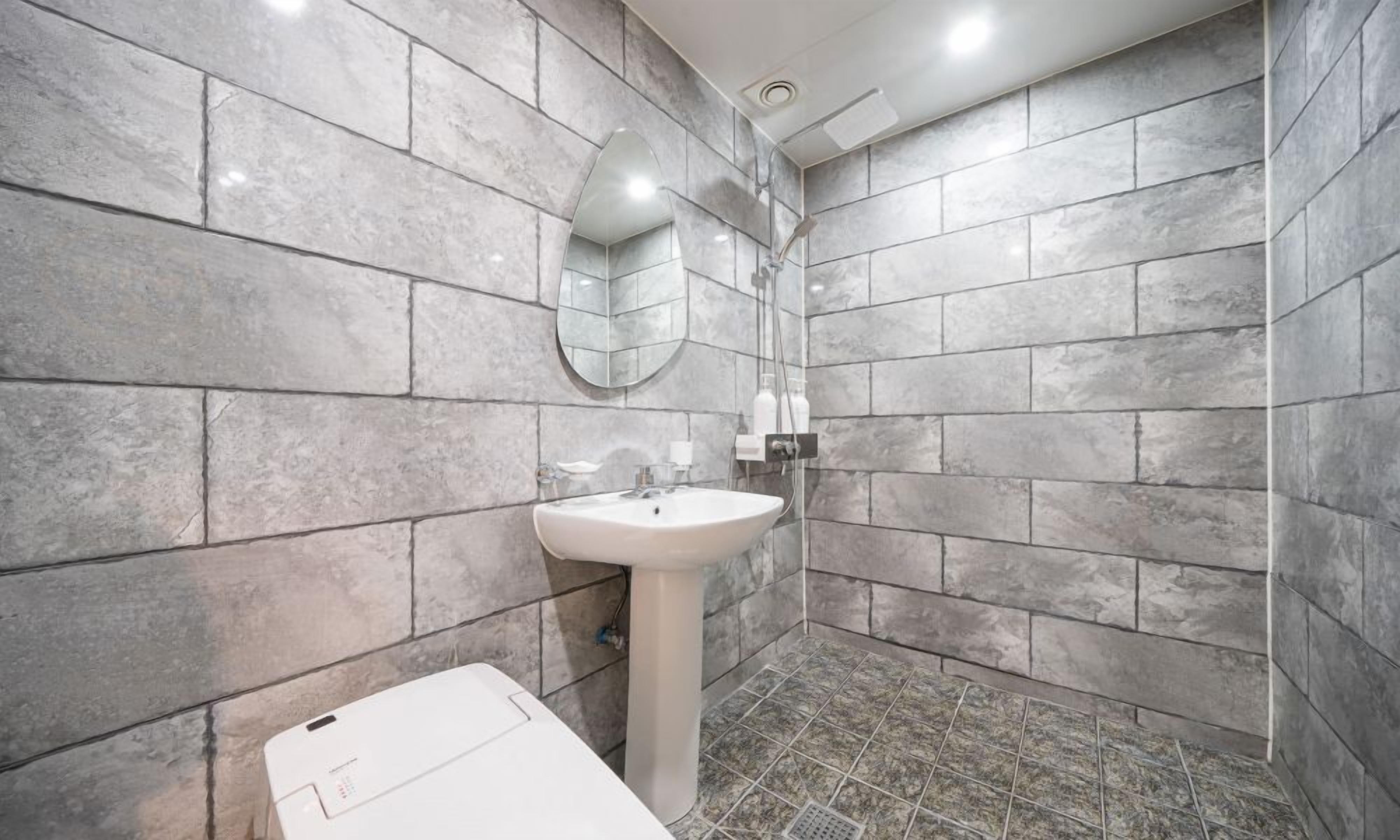 double room | bathroom | free toiletries, hair dryer, slippers, bidet