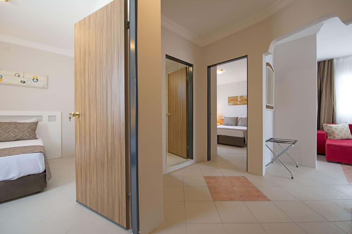 Family Suite, 2 Bedrooms | 2 bilik tidur, peralatan tempat tidur premium, cadar katil