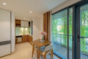 Chambre Deluxe, balcon, vue ville | 1 chambre, minibar, coffres-forts dans les chambres, bureau