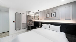 A modern hotel room with a large bed, a small table, and a mirror. - HOTEL Yeogiuhtte Gwangju Baek Un (Gwangju)