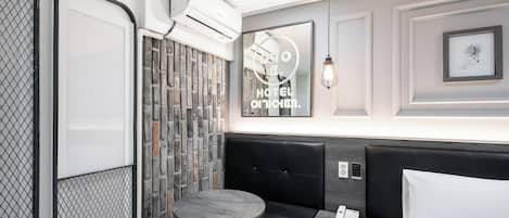 Con stile personalizzato, con arredamento individuale, una scrivania