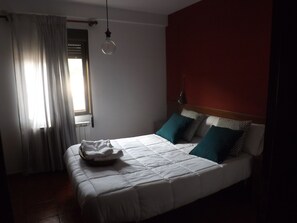 Double Room | Desk, free WiFi, bed sheets