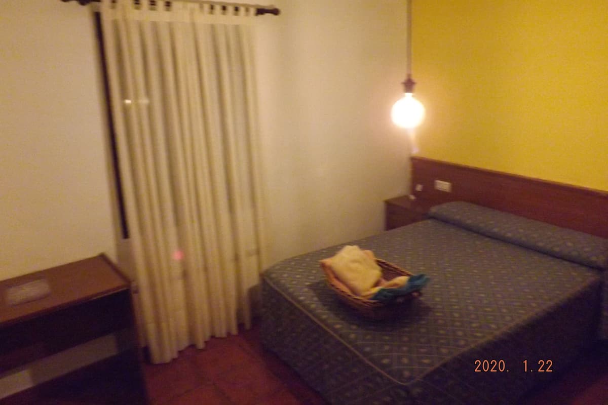 Driepersoonskamer | 1 slaapkamer, een bureau, gratis wifi, beddengoed