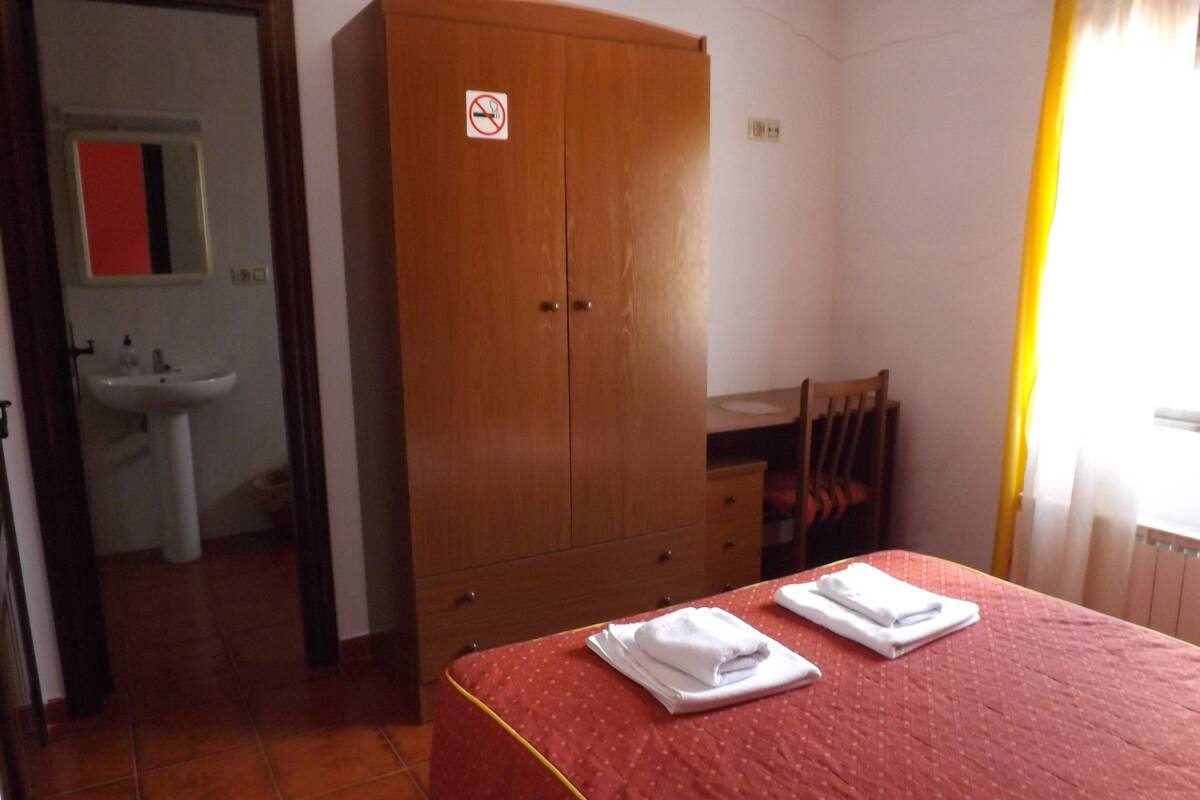 Basic-Zimmer | Schreibtisch, kostenloses WLAN, Bettwäsche