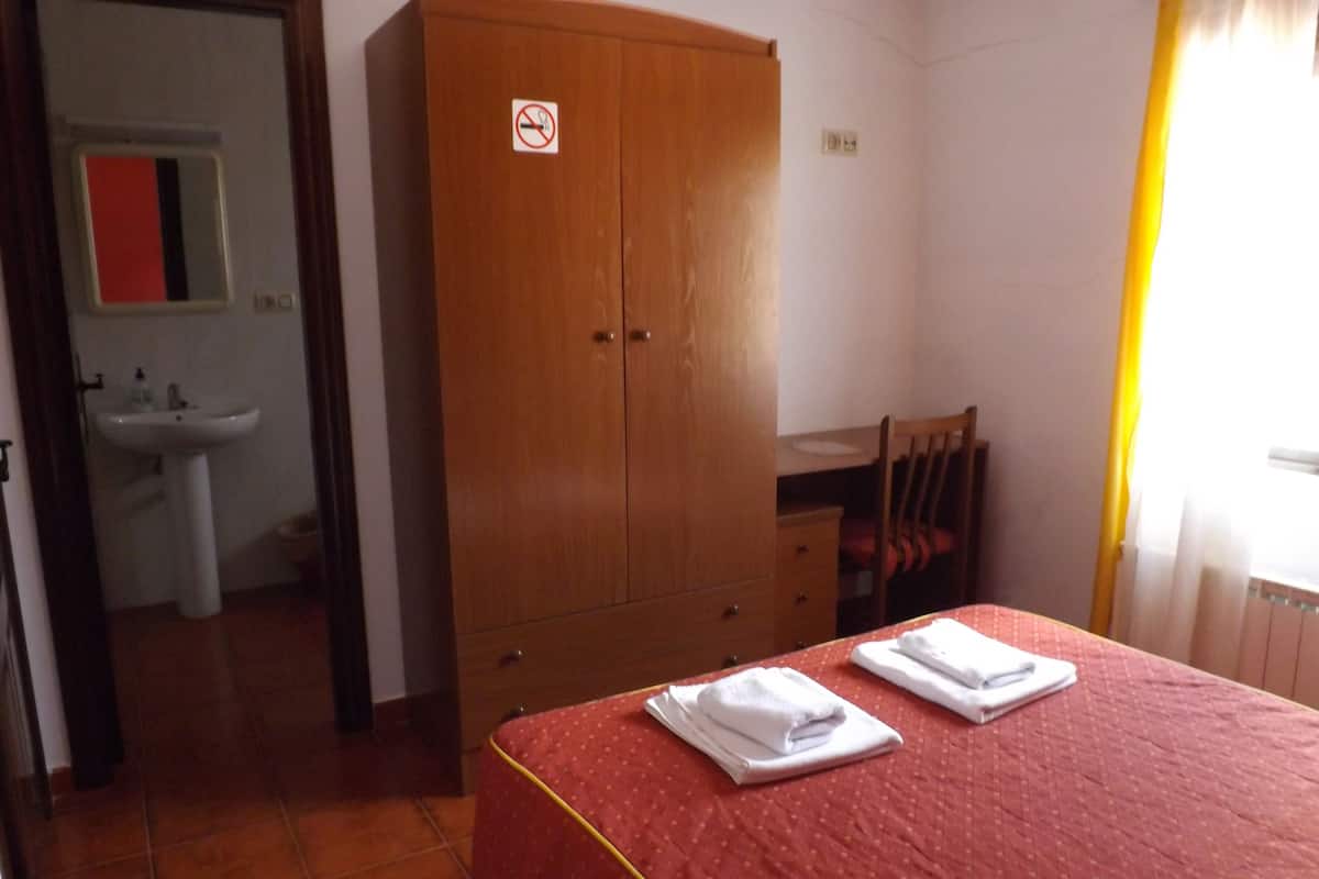 Eenvoudige kamer | 1 slaapkamer, een bureau, gratis wifi, beddengoed