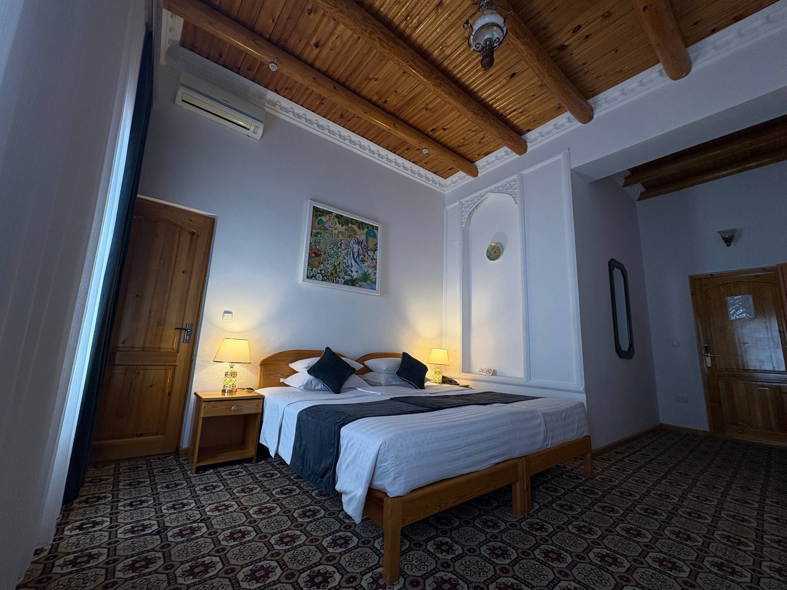 Deluxe-dobbeltværelse | Premium-sengetøj, pengeskab på værelset, individuelt design