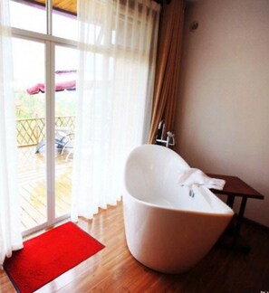 Signature Suite | Bathroom | Shower, free toiletries, hair dryer