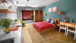 Ein modernes Schlafzimmer mit Bett, Nachttisch und Schreibtisch mit Stühlen.
