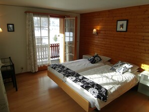 Desk, blackout curtains, free WiFi, bed sheets - Hôtel des Haudères (Evolène)
