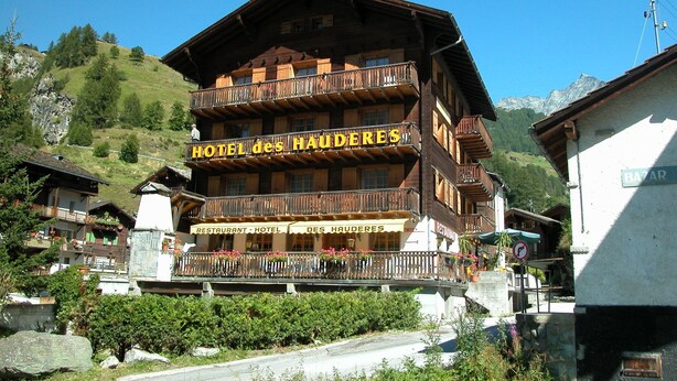 A multi-story hotel with balconies and a sign reading "HOTEL des HAUDERES". - Hôtel des Haudères (Evolène)