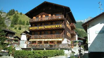 Vista frontal de la propiedad