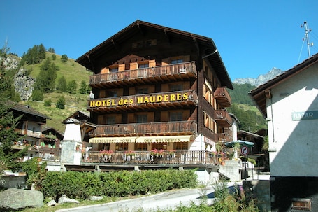 Front of property. Hôtel des Haudères