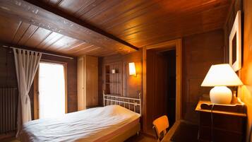 Escritorio, cortinas blackout, wifi gratis y ropa de cama