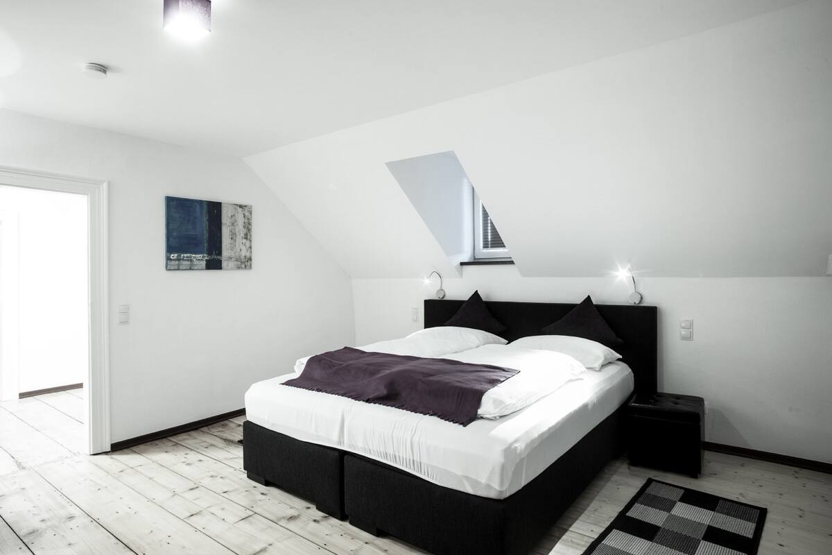 Ático, 1 cama de matrimonio grande con sofá cama | Escritorio, tabla de planchar con plancha, camas supletorias