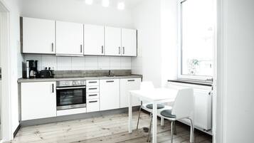 Apartment, 1 Katil Ratu (Queen) (2&4) | Dapur peribadi | Peti sejuk, ketuhar, dapur, pembancuh kopi/teh