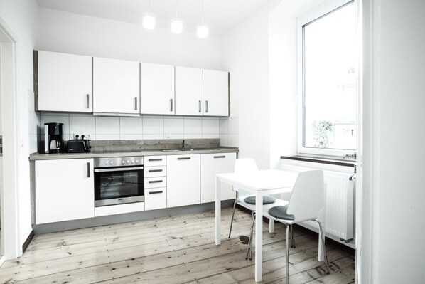 Apartment, 1 Queen-Bett (2&4) | Eigene Küche | Kühlschrank, Ofen, Herdplatte, Wasserkocher mit Kaffee-/Teezubehör