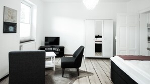 Appartement, 1 queensize bed (1 & 3) | Een bureau, een strijkplank/strijkijzer, extra bedden (toeslag)