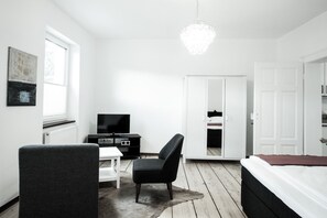 Apartment, 1 Queen-Bett (1 & 3) | Schreibtisch, Bügeleisen/Bügelbrett, Zustellbetten, kostenloses WLAN