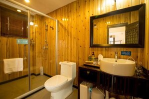 Signature House | Bathroom | Shower, free toiletries, hair dryer