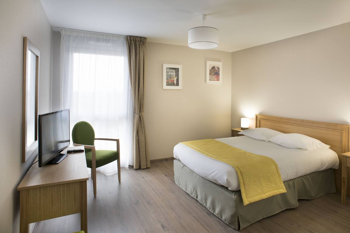 Blackout drapes, soundproofing, cribs (free), WiFi (free)