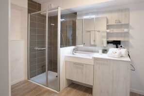 Shower, hydromassage showerhead, free toiletries, bathrobes - Résidence DOMITYS L'Aigrette Bleue (Abbeville)