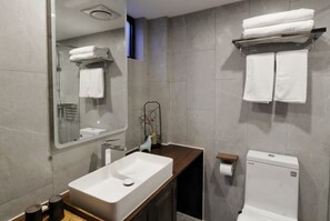 Rom – comfort | Bad | Dusj, toalettartikler (inkludert), hårføner og tøfler