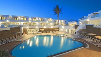 Outdoor pool, pool umbrellas, sun loungers