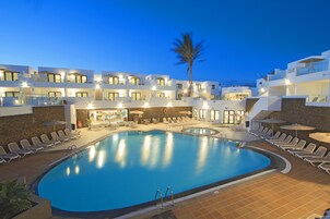 สระว่ายน้ำกลางแจ้ง, ร่มริมสระว่ายน้ำ, เก้าอี้อาบแดดริมสระ