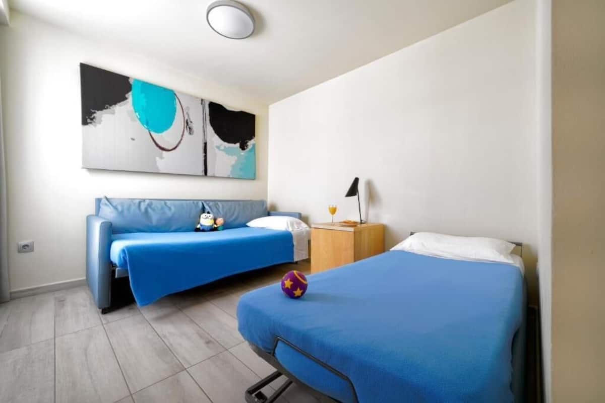Artículos del minibar gratis y caja de seguridad en la habitación