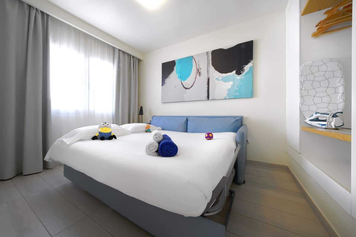 junior suite, sea view | 1 bedroom, free minibar items, in-room safe, desk