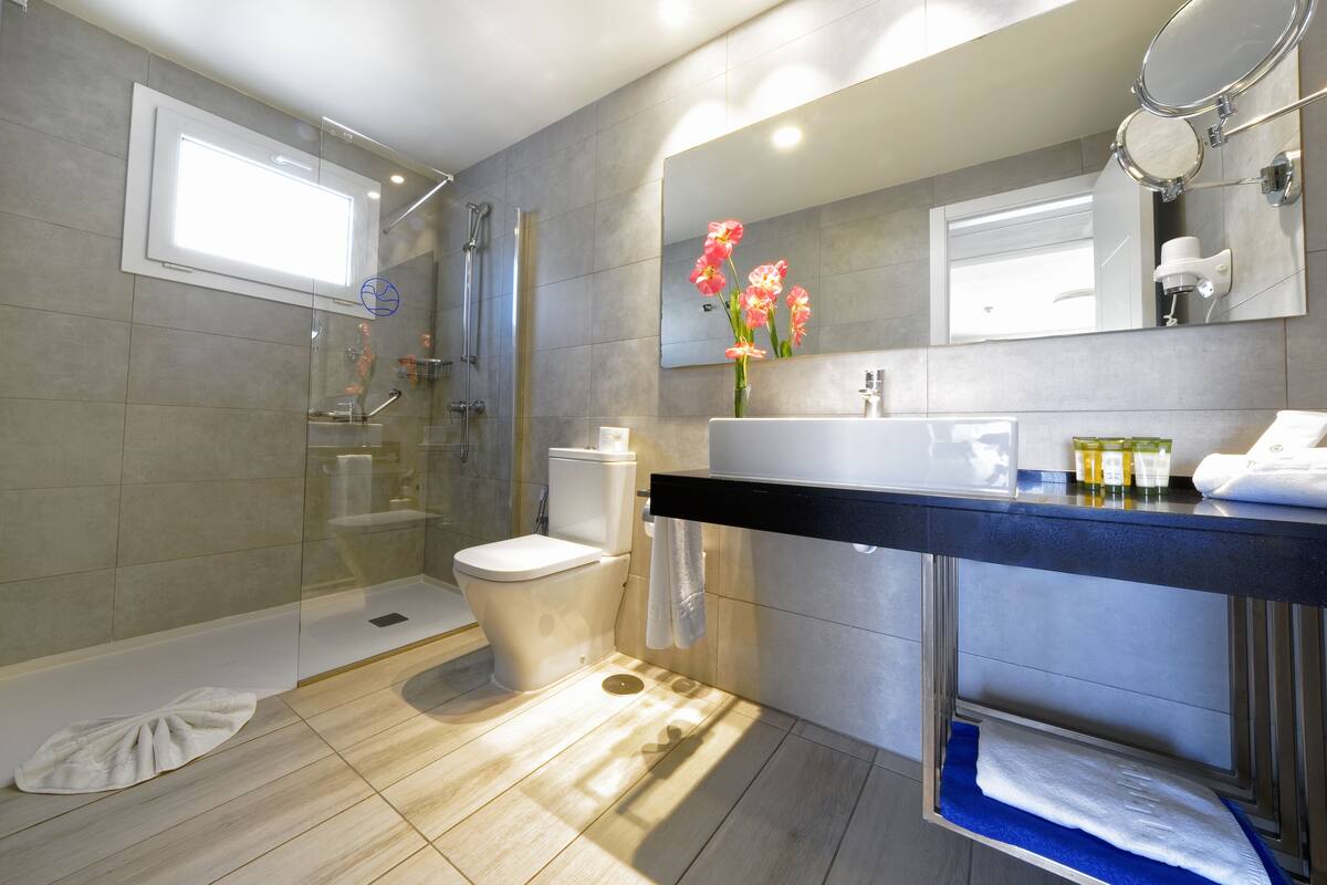 junior suite, pool view | bathroom | shower, free toiletries, hair dryer, towels