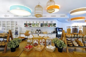 Breakfast (EUR 25 per person)