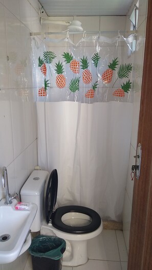 Basic Suite, Mixed Dorm, Non Smoking (1) | Bathroom | Shower, towels - Lapa Casa Hostel (Rio de Janeiro)