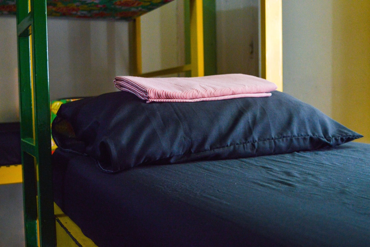 Tabla de planchar con plancha, wifi gratis y ropa de cama