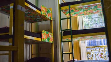 Dormitorio compartido económico, dormitorio mixto, para no fumadores (5) | Tabla de planchar con plancha, wifi gratis y ropa de cama