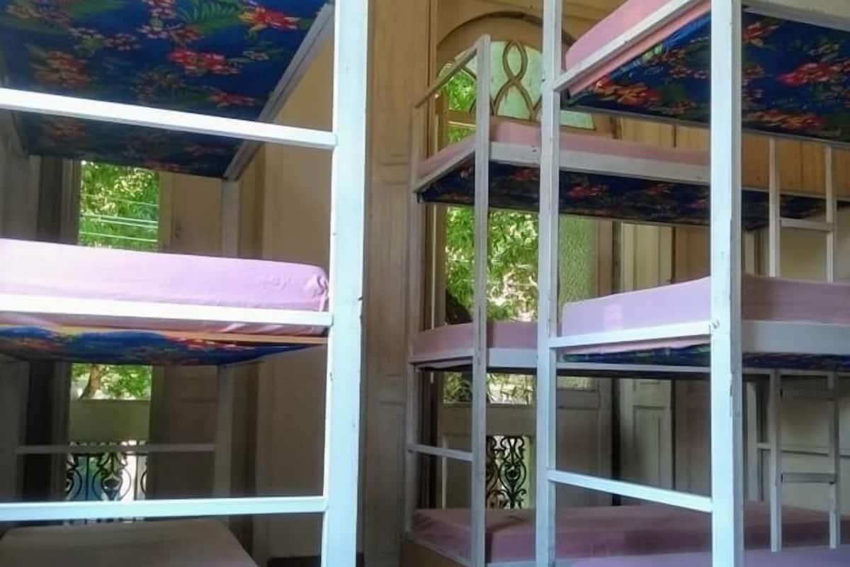 Tabla de planchar con plancha, wifi gratis y ropa de cama