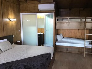 Shower, rainfall showerhead, free toiletries, hair dryer - Quinta do Padrao (Penafiel)