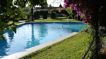 2 piscinas al aire libre, tumbonas